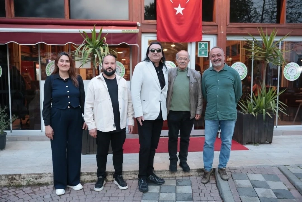 unlu sanatci kirdar incirliovada agirlandi 6db14ead42f9