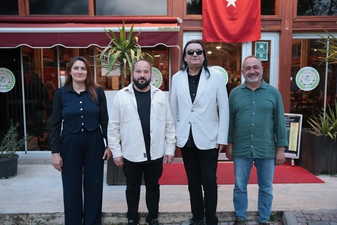 unlu sanatci kirdar incirliovada agirlandi e5b2585e33aa