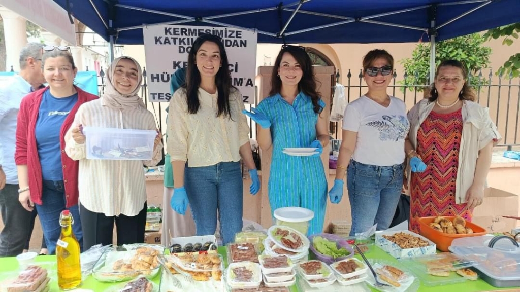 Aydın'da özel çocuklar için kermes: Vatandaş yoğun ilgi gösterdi 3 1000133771
