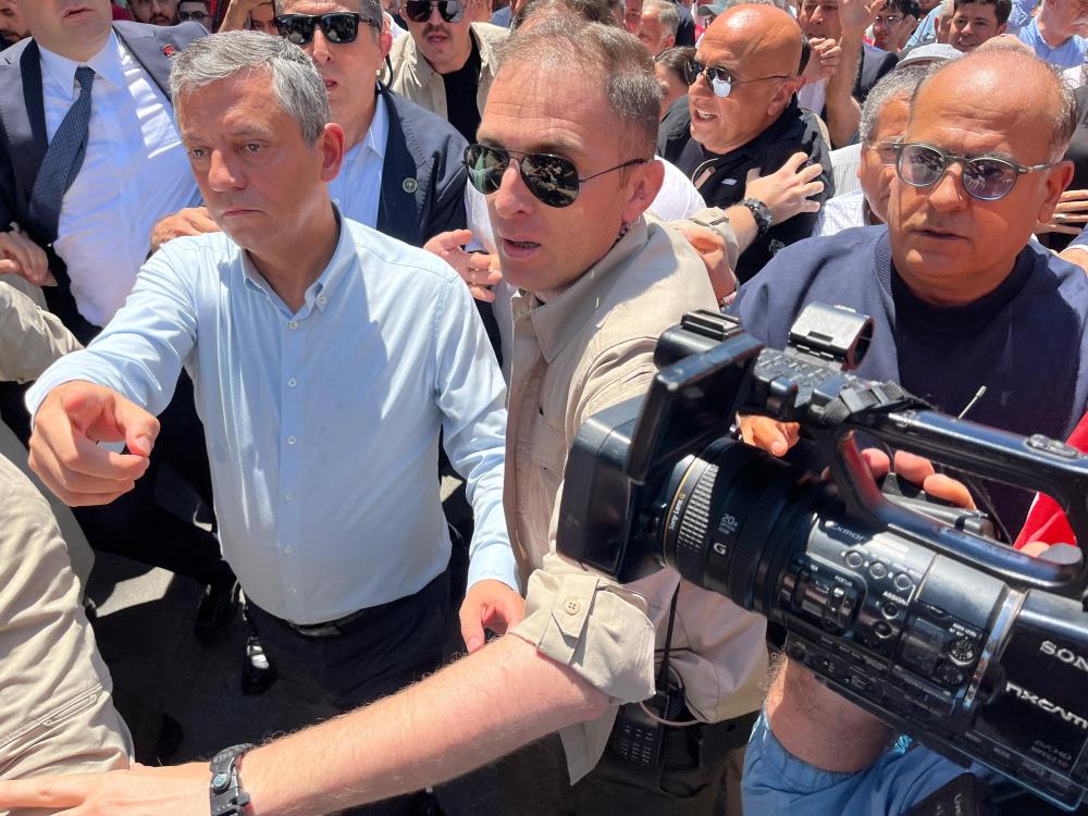 Özel’den Kılıçdaroğlu’na kurultay çağrısı: “Elini öpeceğim”