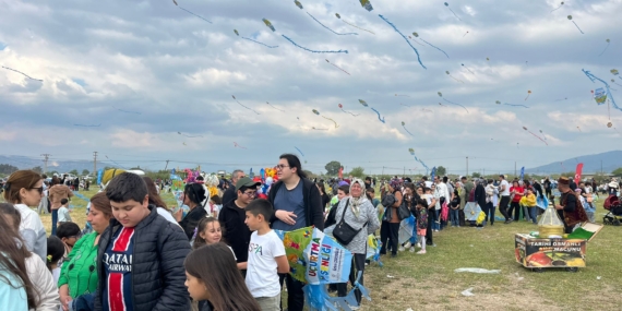 Uçurtma şenliğinde çocuklar ve aileleri doyasıya eğlendi