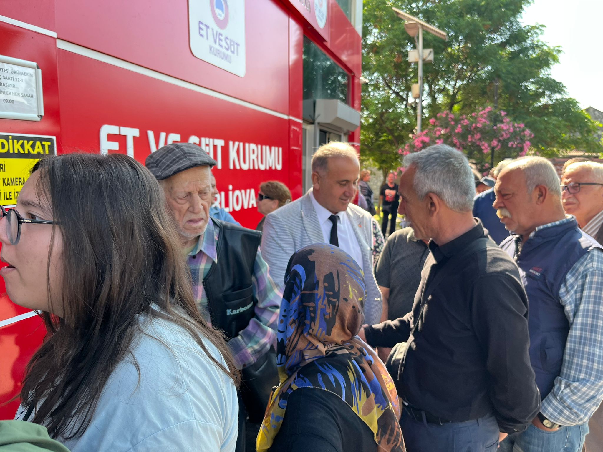 İncirliova’da ucuz et kuyruğu: Mağaza açılmadan 3 saat önce geldiler