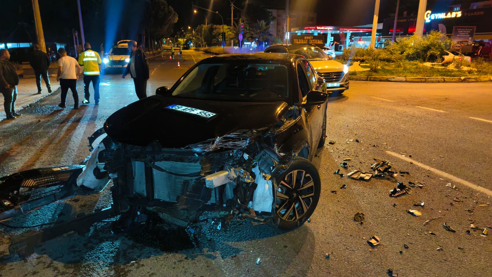 Nazilli’de otomobil ile minibüs birbirine girdi!