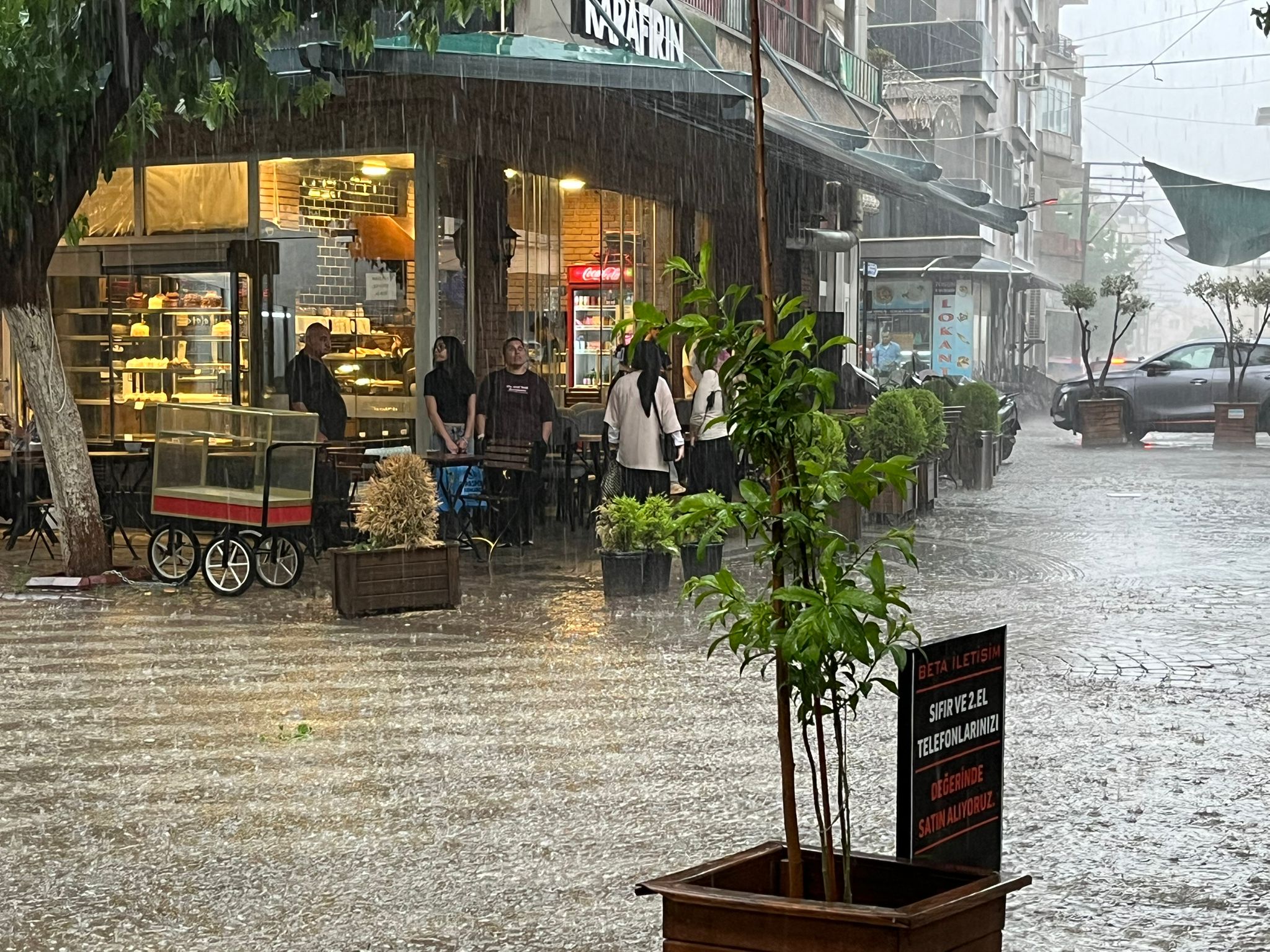 İncirliova’da hafta sonu keyfine yağış engeli: Sığınacak yer aradılar
