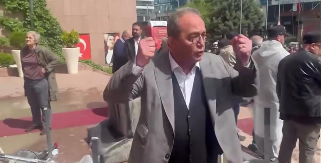 Aydınlı vekil CHP Genel Merkezi önünde Kılıçdaroğlu’na ateş püskürdü: “Erdoğan’dan aldığı icazetle…”