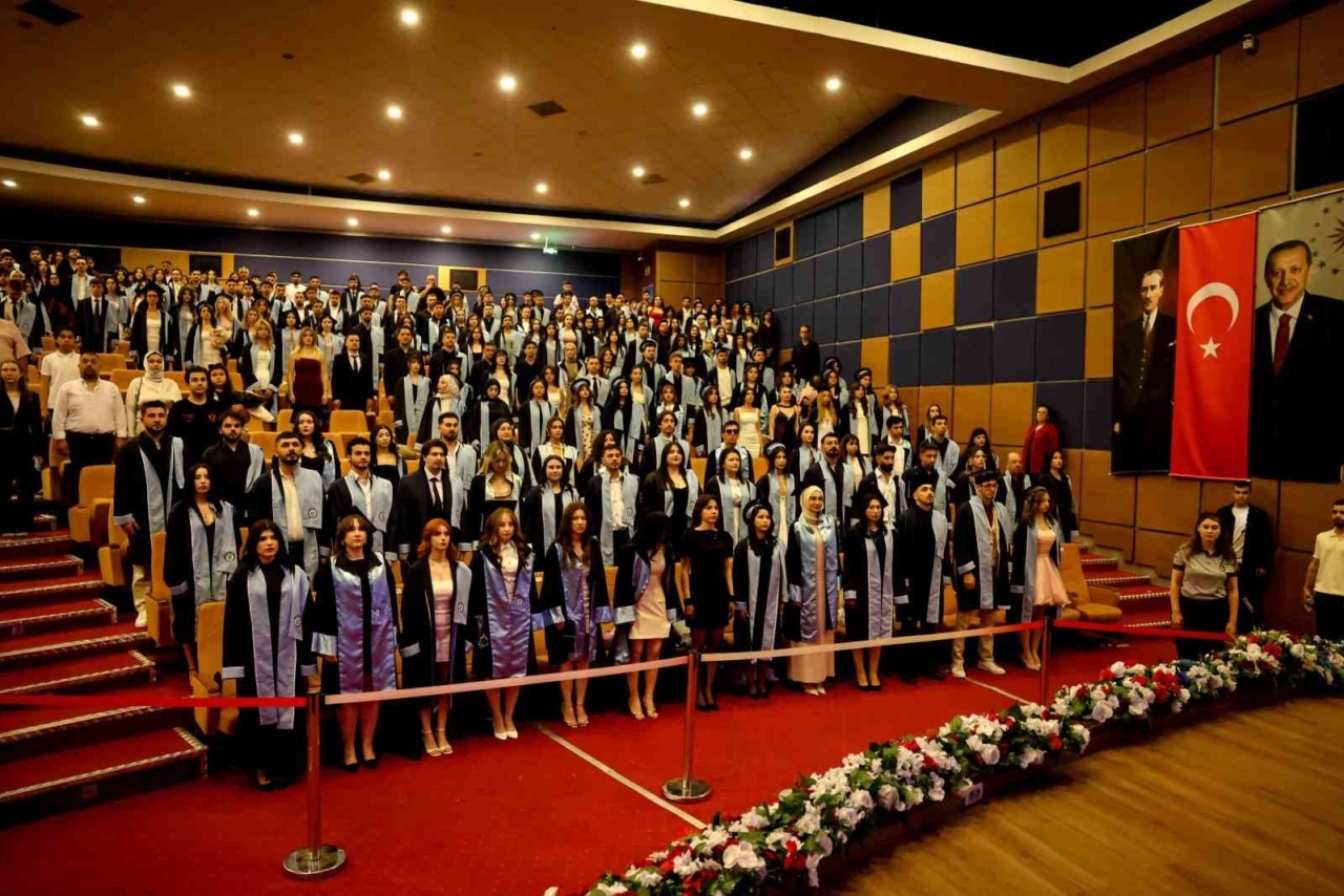 ADÜ mezunlarını törenle uğurladı 1 adu iletisim fakultesi mezunlarini torenle ugurladi 2b3a19689ac8
