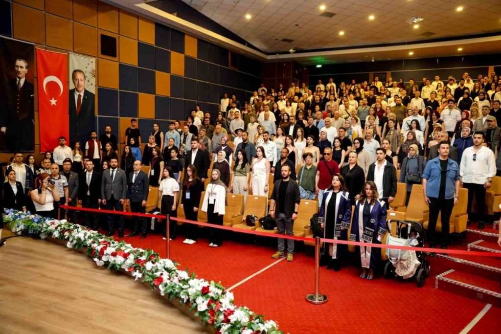 ADÜ mezunlarını törenle uğurladı 2 adu iletisim fakultesi mezunlarini torenle ugurladi 828a7a158001