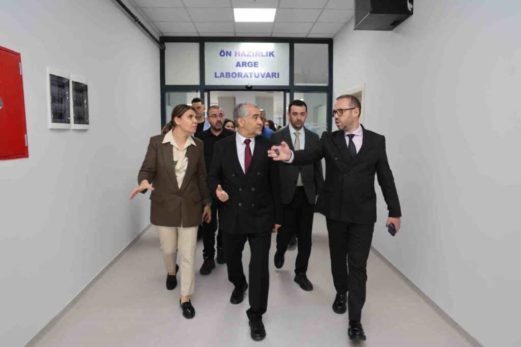 adu rektoru kent arastirma laboratuvarini inceledi 107c06257823