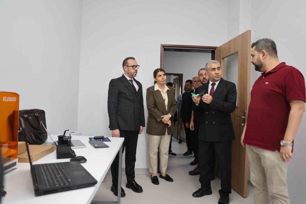 adu rektoru kent arastirma laboratuvarini inceledi 25284f227e0b