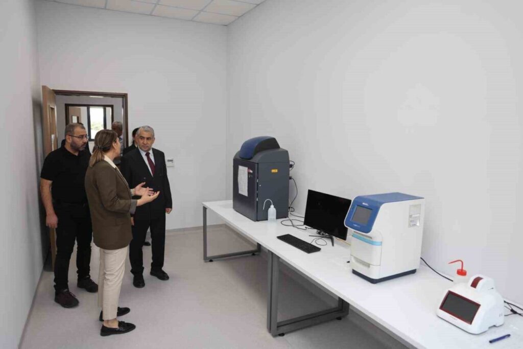 adu rektoru kent arastirma laboratuvarini inceledi 67f53778a65d