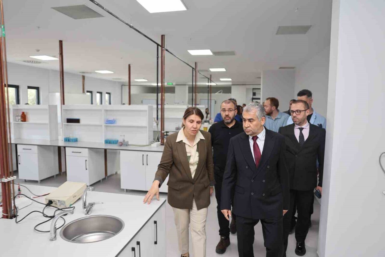 adu rektoru kent arastirma laboratuvarini inceledi ca0611b9290f