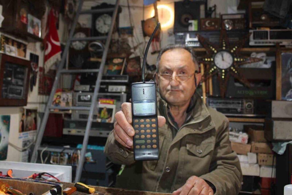 ajan filmlerinin uydu telefonu aydinda yeniden calisti d4871b84ab52