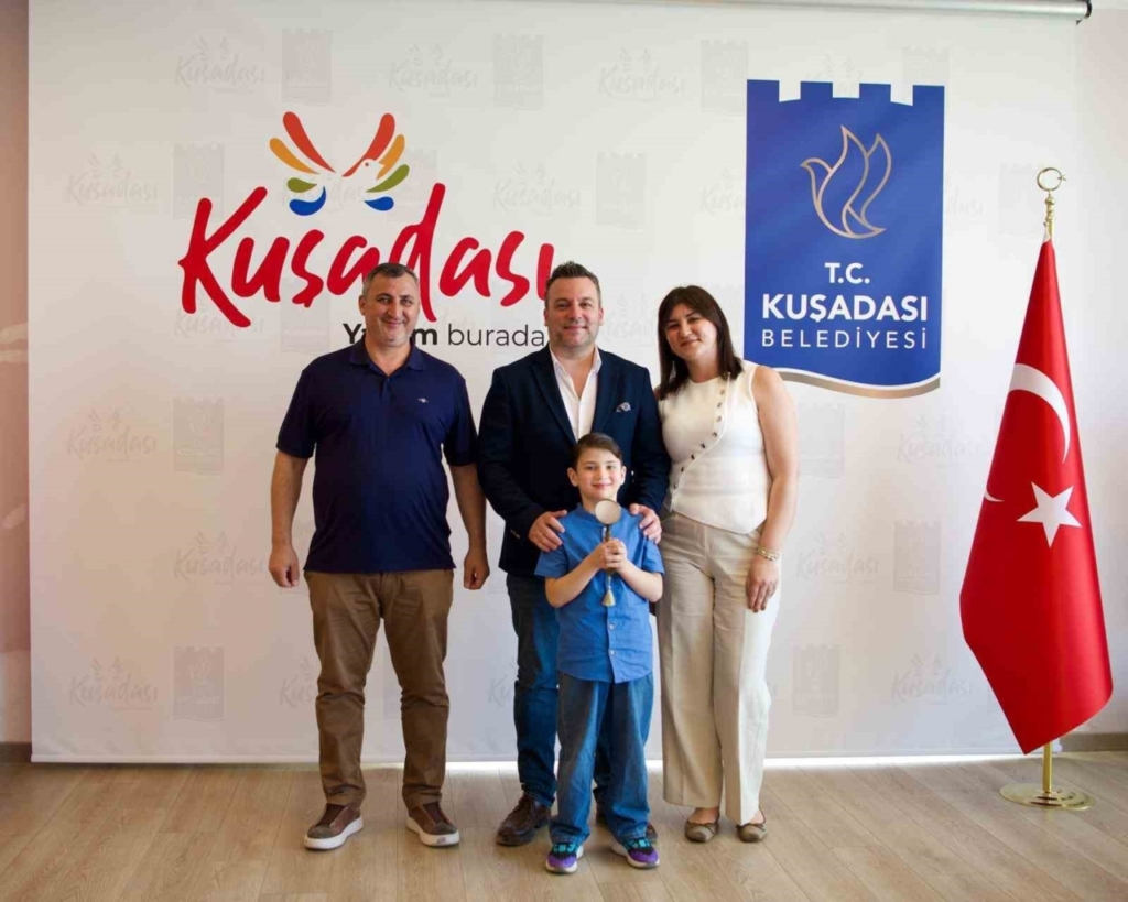 antarktikadan donen en genc turk kusadasi belediyesinde agirlandi 9ef3792e9b7d