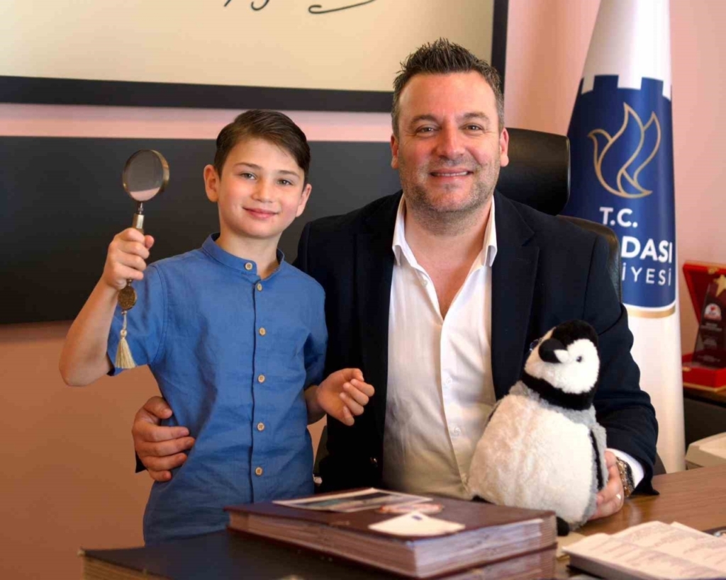 antarktikadan donen en genc turk kusadasi belediyesinde agirlandi a7b6d4d92dbf