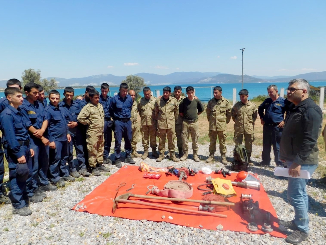 Askeri personele orman yangını eğitimi 1 askeri personele orman yangini egitimi d3fb889cf2bf