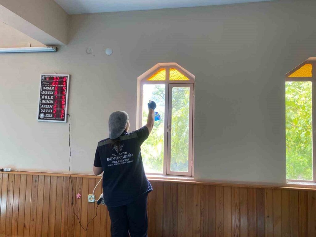 Aydın Büyükşehir Belediyesi’nden bayram öncesi camilerde temizlik 2 aydin buyuksehir belediyesinden bayram oncesi camilerde temizlik 04f9568f130f
