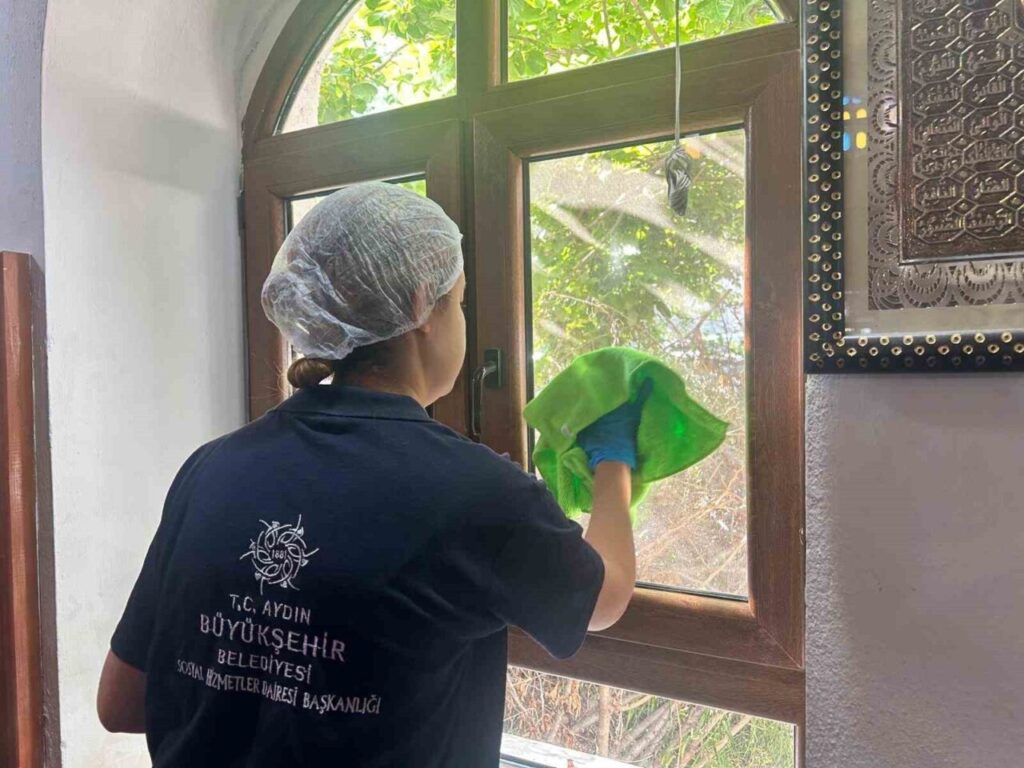 Aydın Büyükşehir Belediyesi’nden bayram öncesi camilerde temizlik 7 aydin buyuksehir belediyesinden bayram oncesi camilerde temizlik 141a34719691