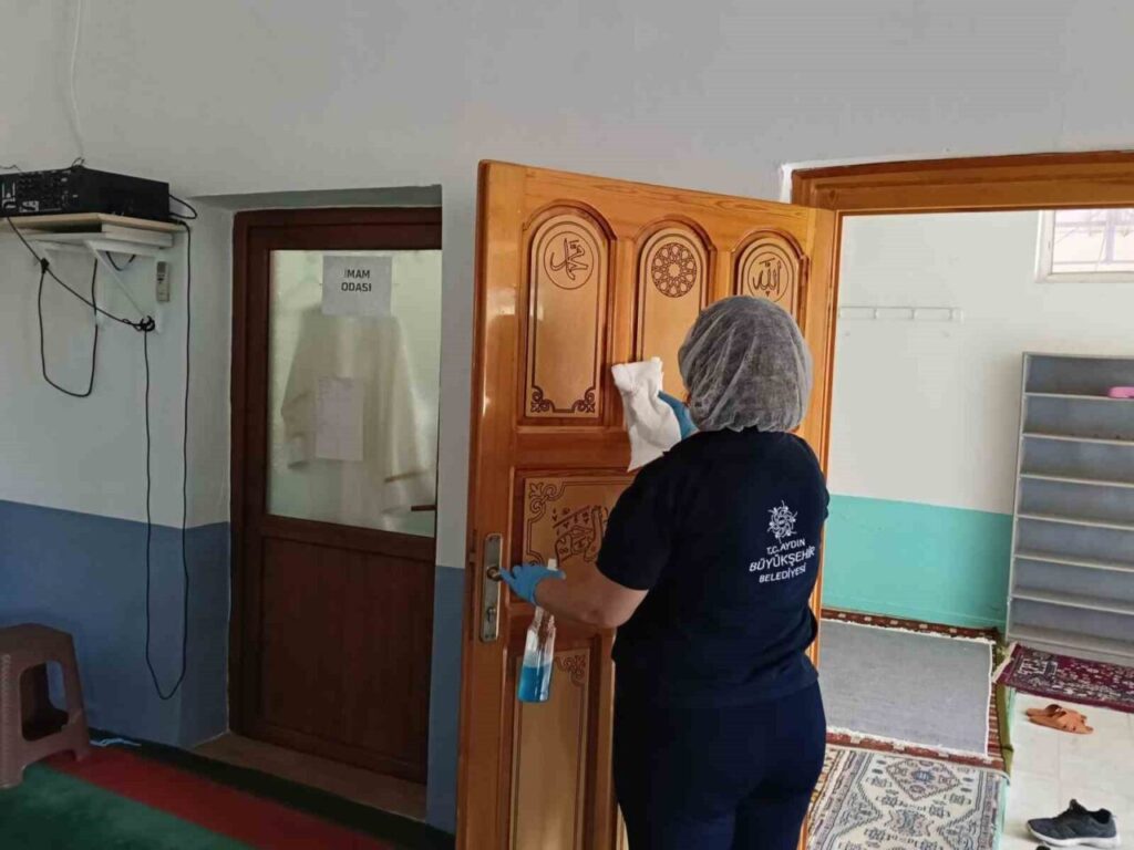 Aydın Büyükşehir Belediyesi’nden bayram öncesi camilerde temizlik 5 aydin buyuksehir belediyesinden bayram oncesi camilerde temizlik b6e9c80112dc