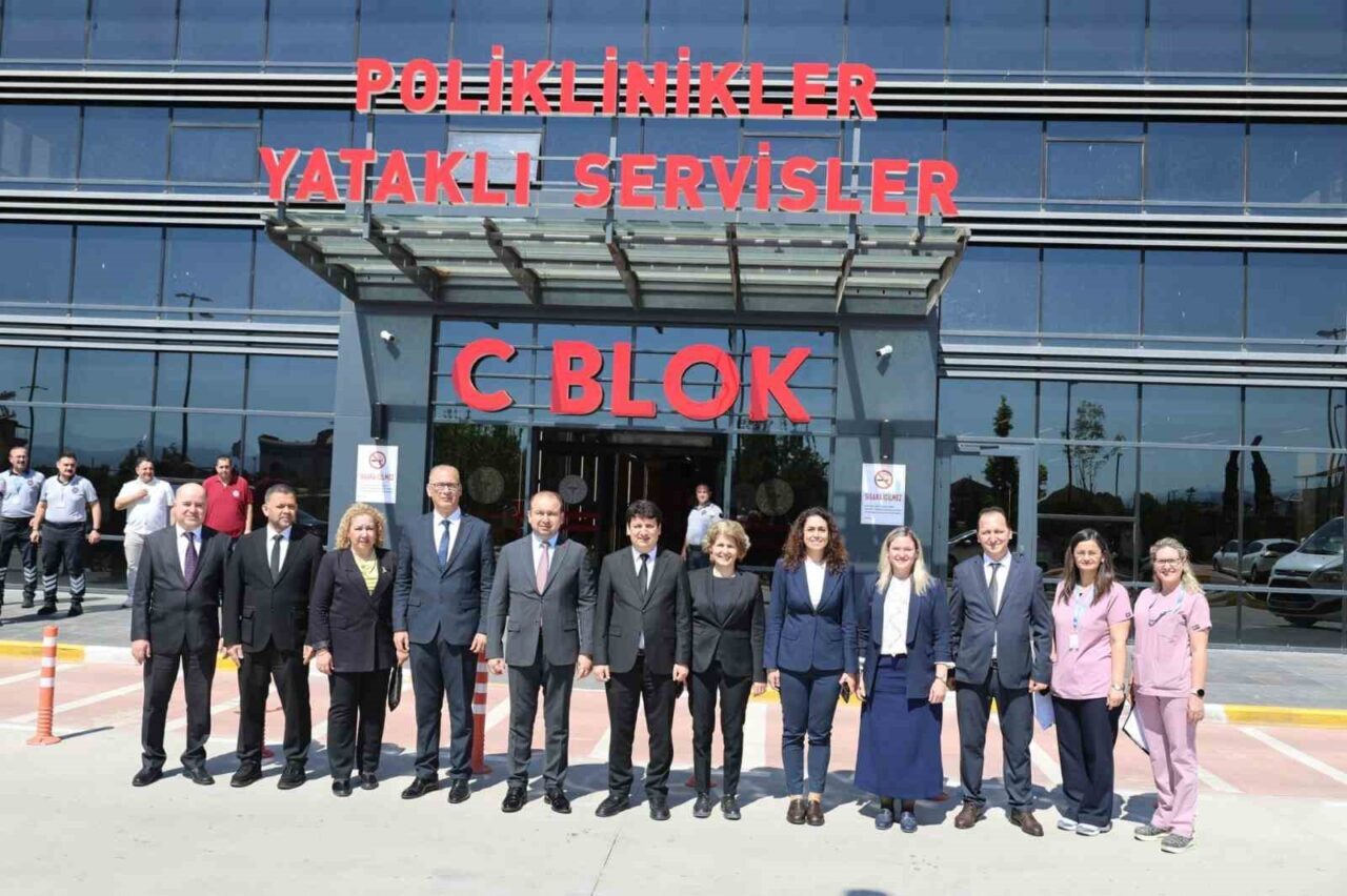 Aydın İl Sağlık Müdürü Şenkul’dan hastalara ve personele bayram ziyareti 8 Aydın İl Sağlık Müdürü Şenkul’dan hastalara ve personele bayram ziyareti
