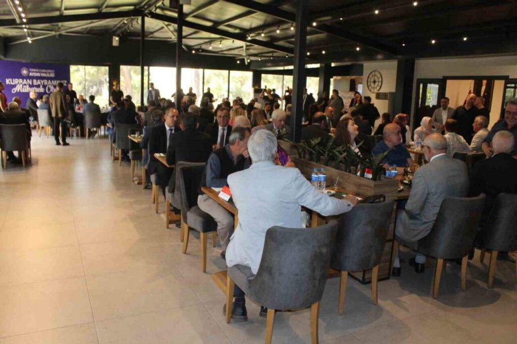 Aydın protokolü bayramlaştı 7 aydin protokolu bayramlasti 2b0b9ef0c246