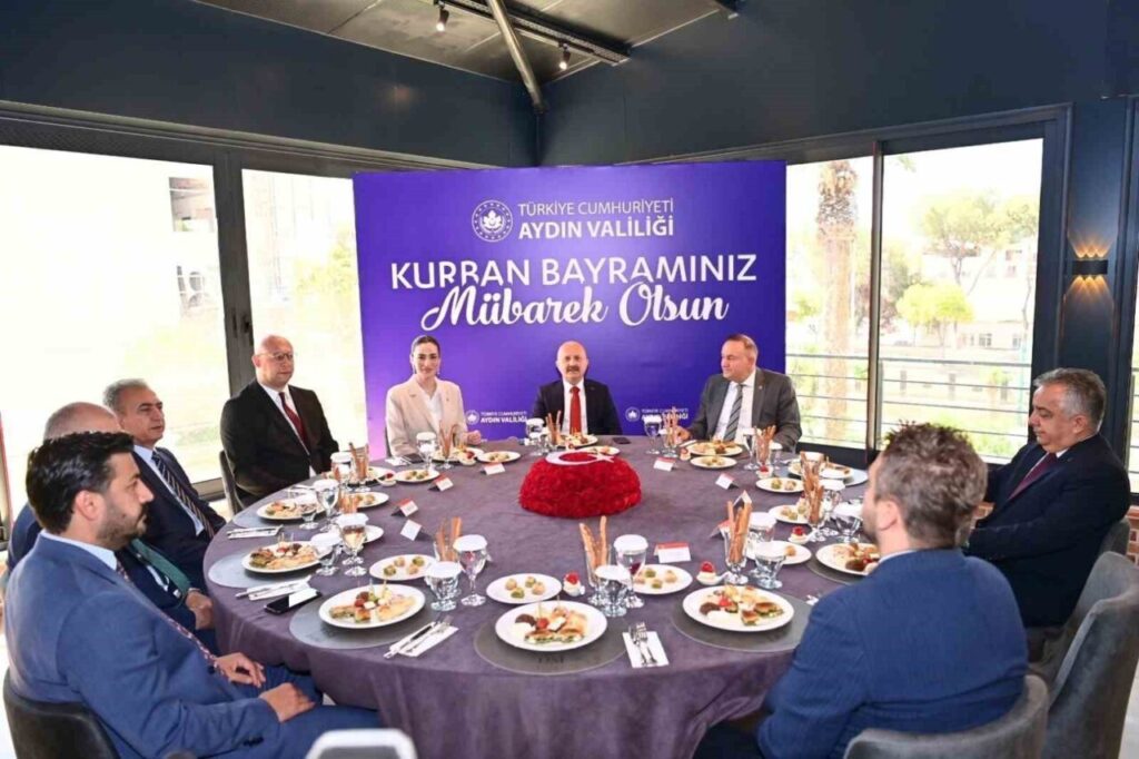 Aydın protokolü bayramlaştı 4 aydin protokolu bayramlasti 8fb92cfe121b