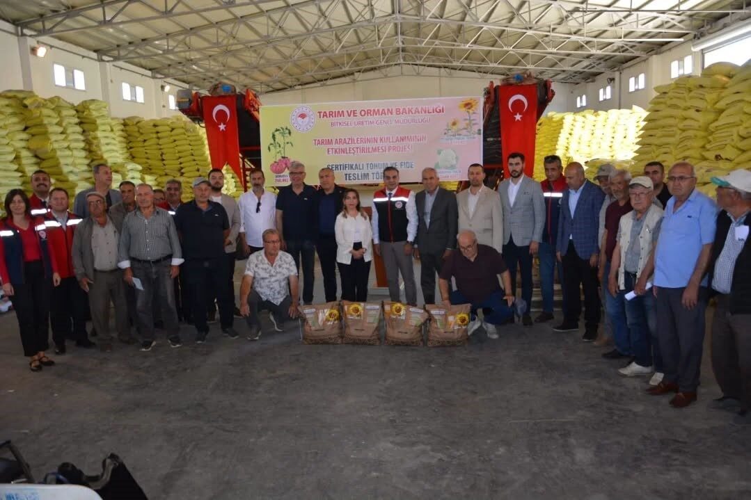 aydinda 9 bin kilonun uzerinde aycicegi tohumu ureticiye dagitildi dbc58a04c143