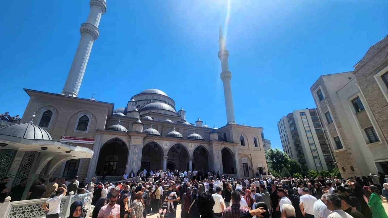 Aydın’da hacı adayları dualarla uğurlandı 1 aydinda haci adaylari dualarla ugurlandi bca257a49ac6