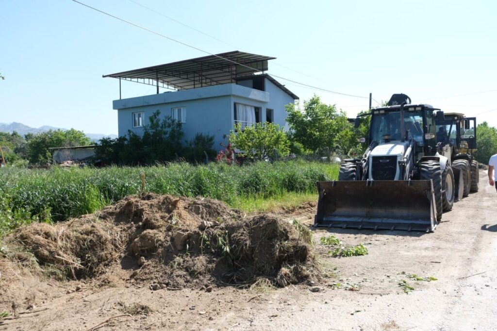 aydinda kirsal mahalle yollarinda bakim ve temizlik calismasi 8c8044a0fe46