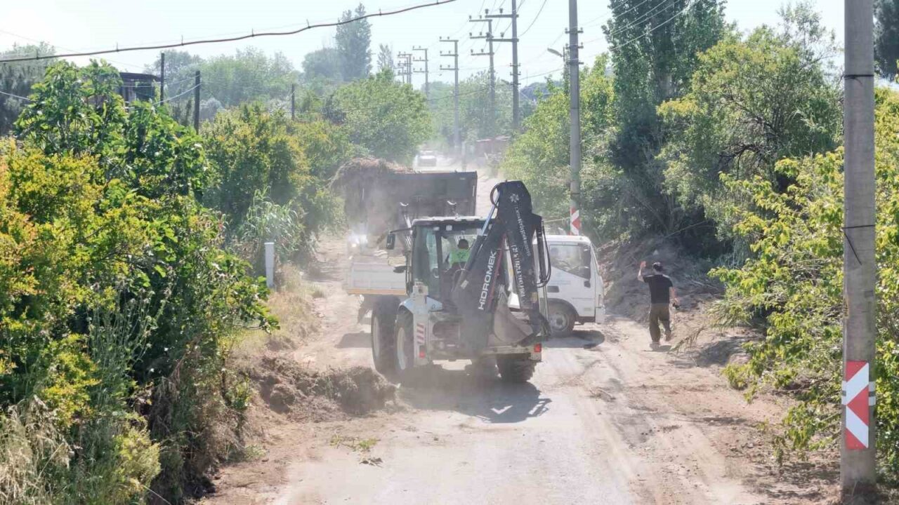 aydinda kirsal mahalle yollarinda bakim ve temizlik calismasi fe786979e0b8