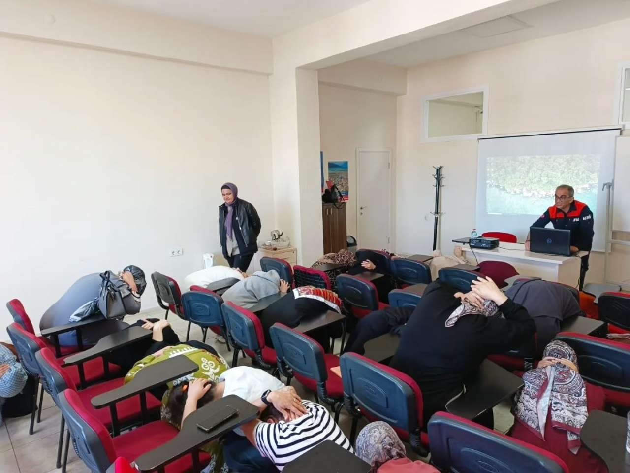aydinda kursiyerler ve otel personeline afet egitimi a97f772b4dcf