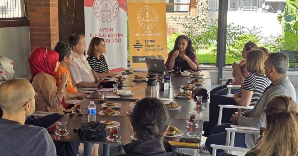 Aydın’da "Maarifin Kalemleri" söyleşisi yoğun ilgi gördü 4 aydinda maarifin kalemleri soylesisi yogun ilgi gordu 7ad37b2baa38