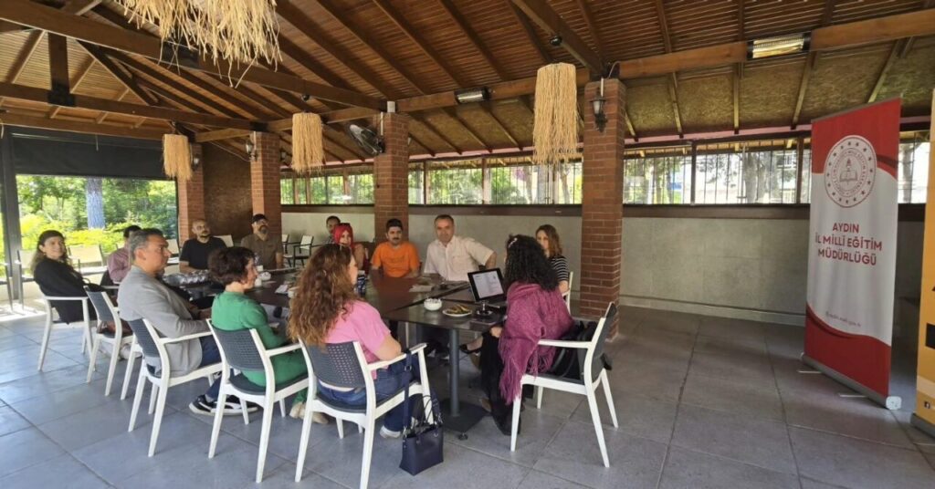 Aydın’da "Maarifin Kalemleri" söyleşisi yoğun ilgi gördü 2 aydinda maarifin kalemleri soylesisi yogun ilgi gordu bca302abdbe5