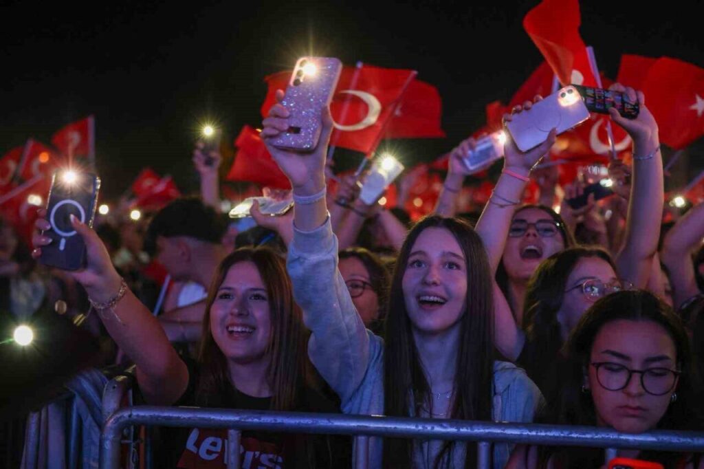 aydinlilar 19 mayis coskusunu konserle taclandirdi 03c841b32698