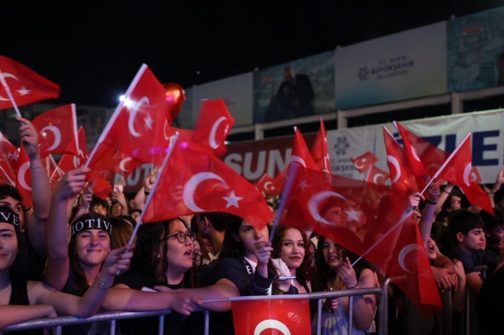 aydinlilar 19 mayis coskusunu konserle taclandirdi 24bff6b056ce