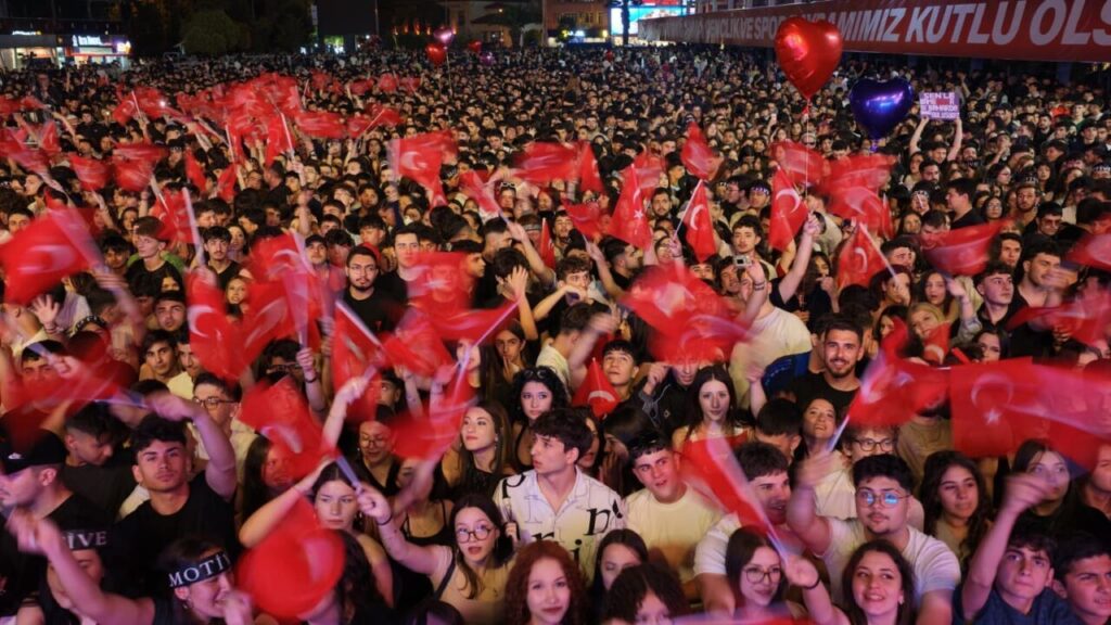 aydinlilar 19 mayis coskusunu konserle taclandirdi 416dfd8523c9