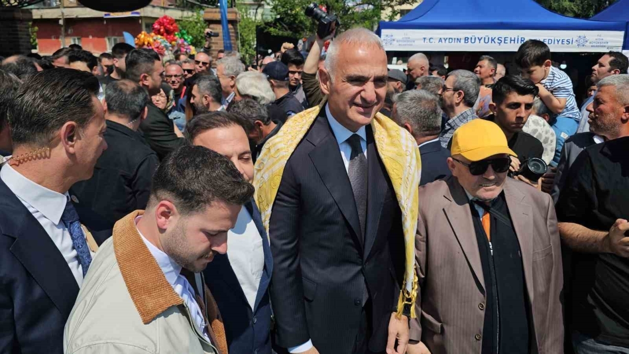 bakan ersoy nazillide festival acilisina katildi 274a26c849d3
