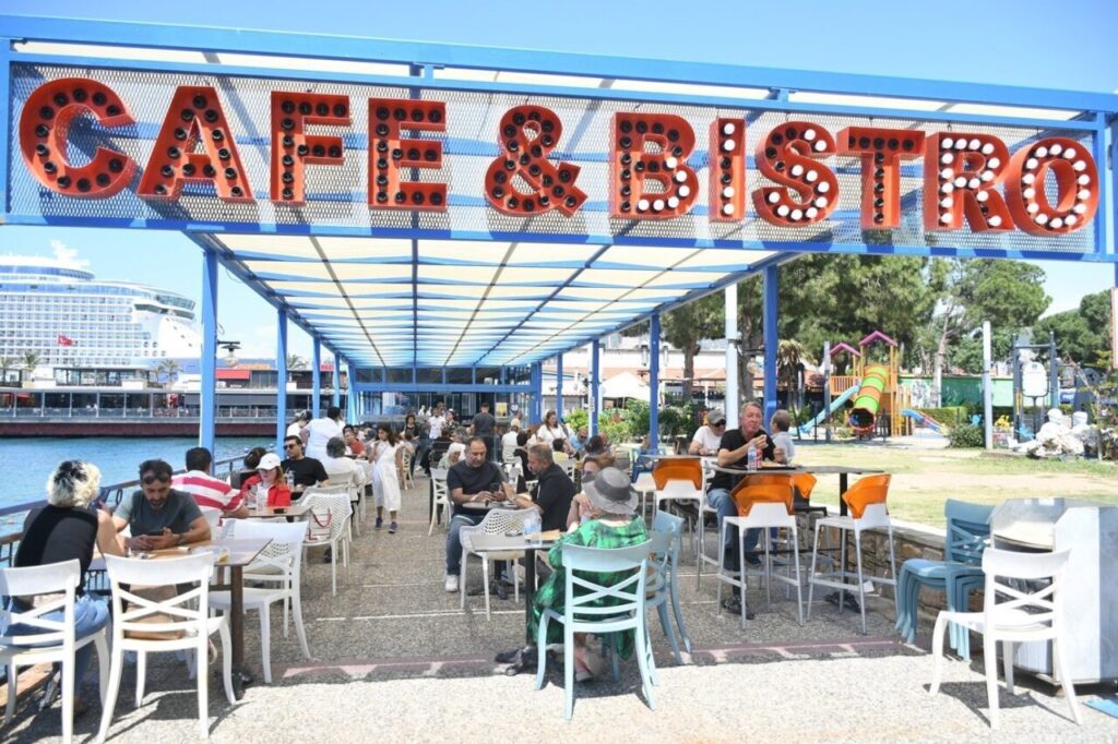 bayram tatilinde turizmin kalbi kusadasinda atti d733f7a6421a