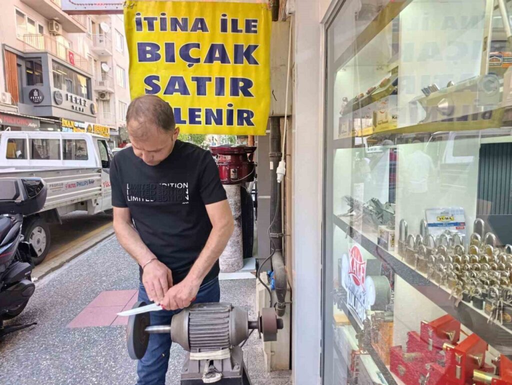 bicak bileme ustalarinin mesaisi suruyor b743ab0e7200
