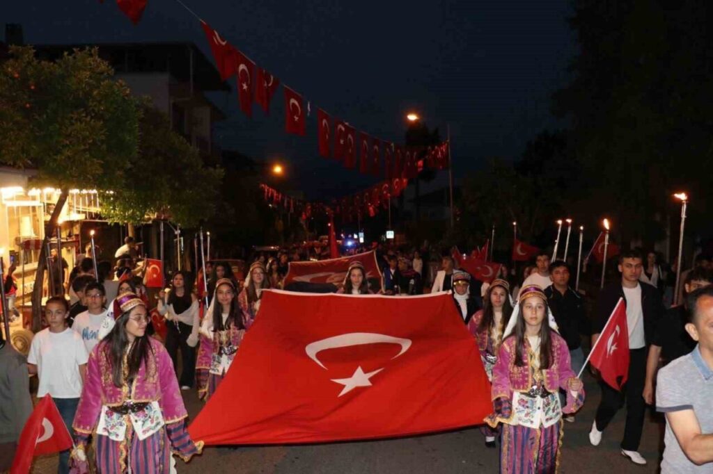 bozdogan sokaklarinda bandirma vapuru coskusu 3fa7c27906ea