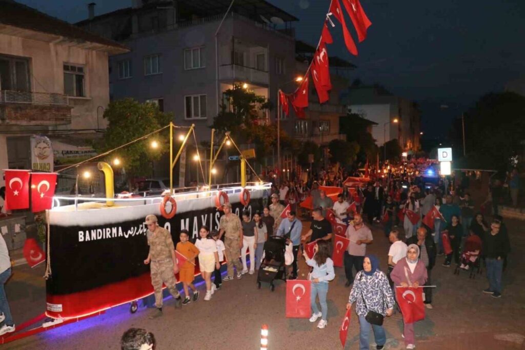 bozdogan sokaklarinda bandirma vapuru coskusu dc2c6f62c725