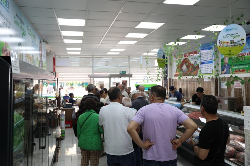 Büyükşehir’den Halk Ege Et’te Anneler Günü indirimi: Kuyruk oluştu 2 buyuksehirden halk ege etde anneler gunu indirimi 54b6fe246c6f