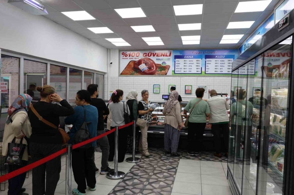 Büyükşehir’den Halk Ege Et’te Anneler Günü indirimi: Kuyruk oluştu 6 buyuksehirden halk ege etde anneler gunu indirimi 71c875902170