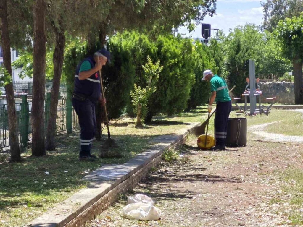 Efeler’de parklar yaza hazırlanıyor 5 efelerde parklar yaza hazirlaniyor bd322bca97aa