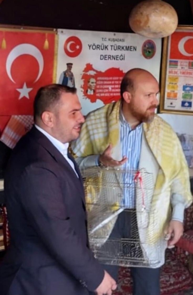 fenerbahce taraftari bilal erdogana aydinda madalyali sari kanarya surprizi f45fb1f01181