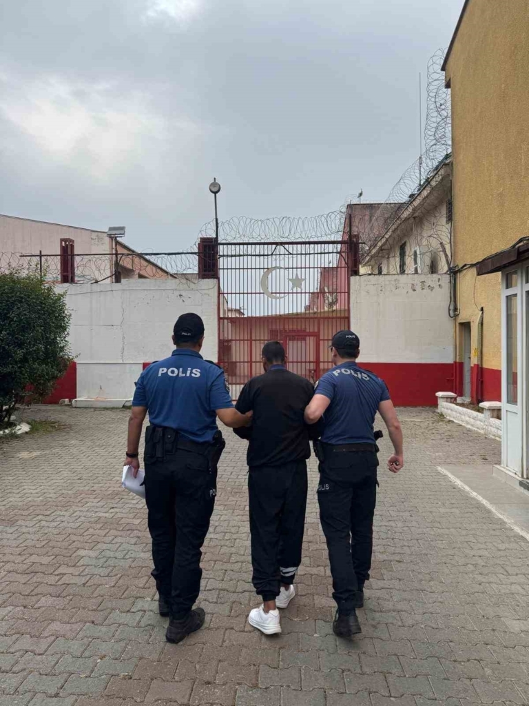 Cezaevinden kaçtı, Efeler polisinden kaçamadı 2 firari hukumlu efelerde yakalandi e4df31249e0e