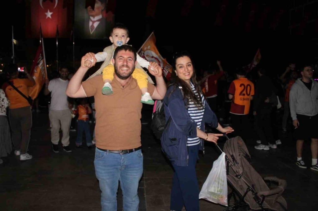 galatasarayin sampiyonluk kutlamalarinda fenerbahceliler prova yapti 18c196c8db55