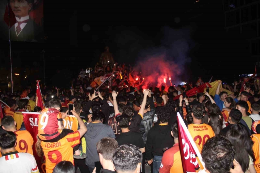 galatasarayin sampiyonluk kutlamalarinda fenerbahceliler prova yapti 2796442a3a76