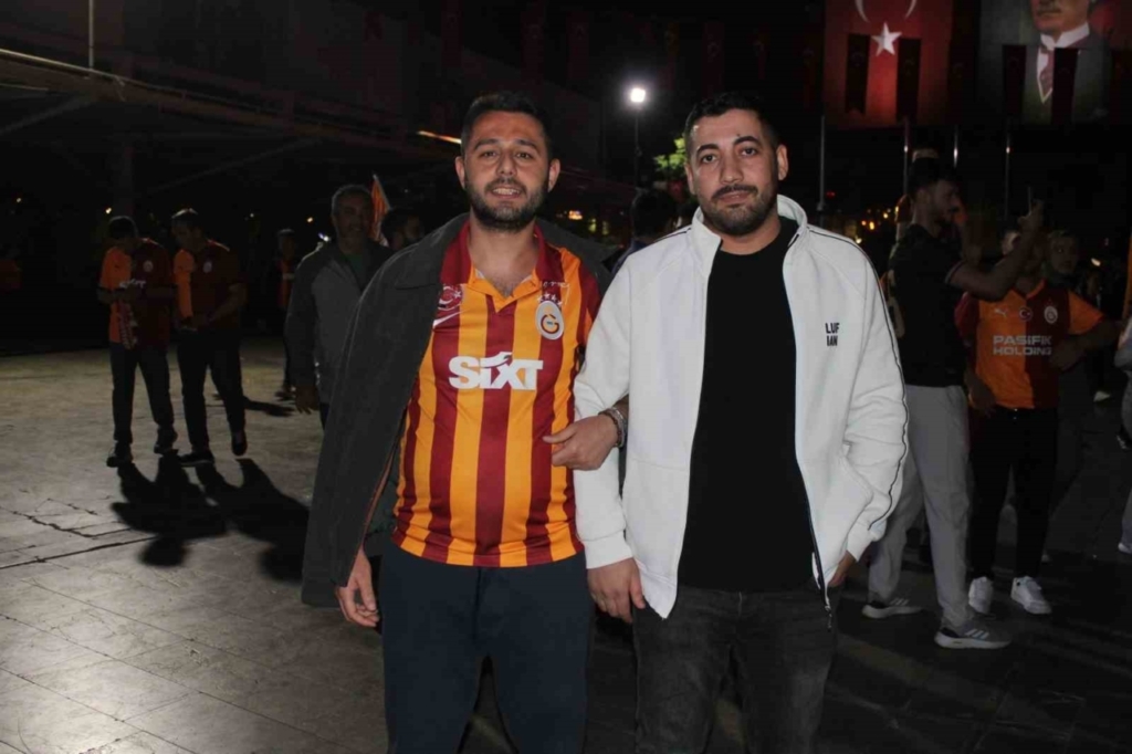 galatasarayin sampiyonluk kutlamalarinda fenerbahceliler prova yapti 44e98b898af9