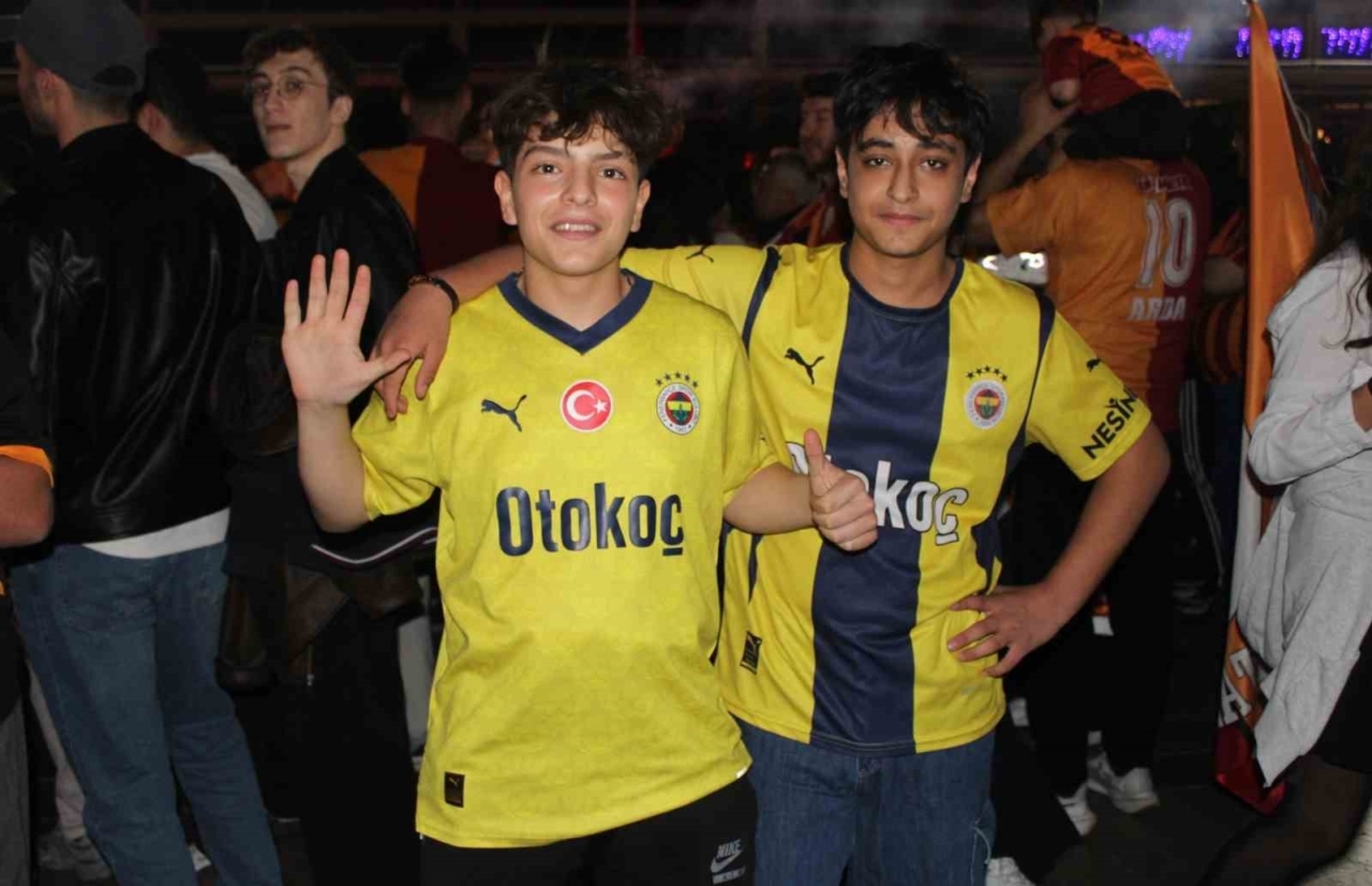 galatasarayin sampiyonluk kutlamalarinda fenerbahceliler prova yapti 601fae05fa0c