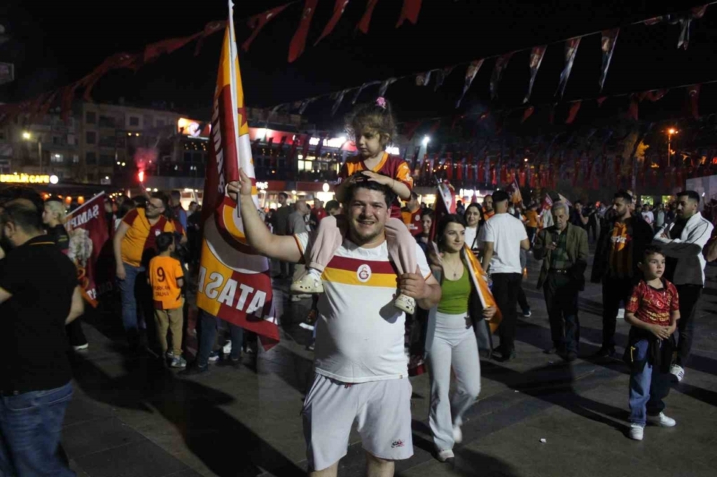 galatasarayin sampiyonluk kutlamalarinda fenerbahceliler prova yapti 63f30d5bdb46